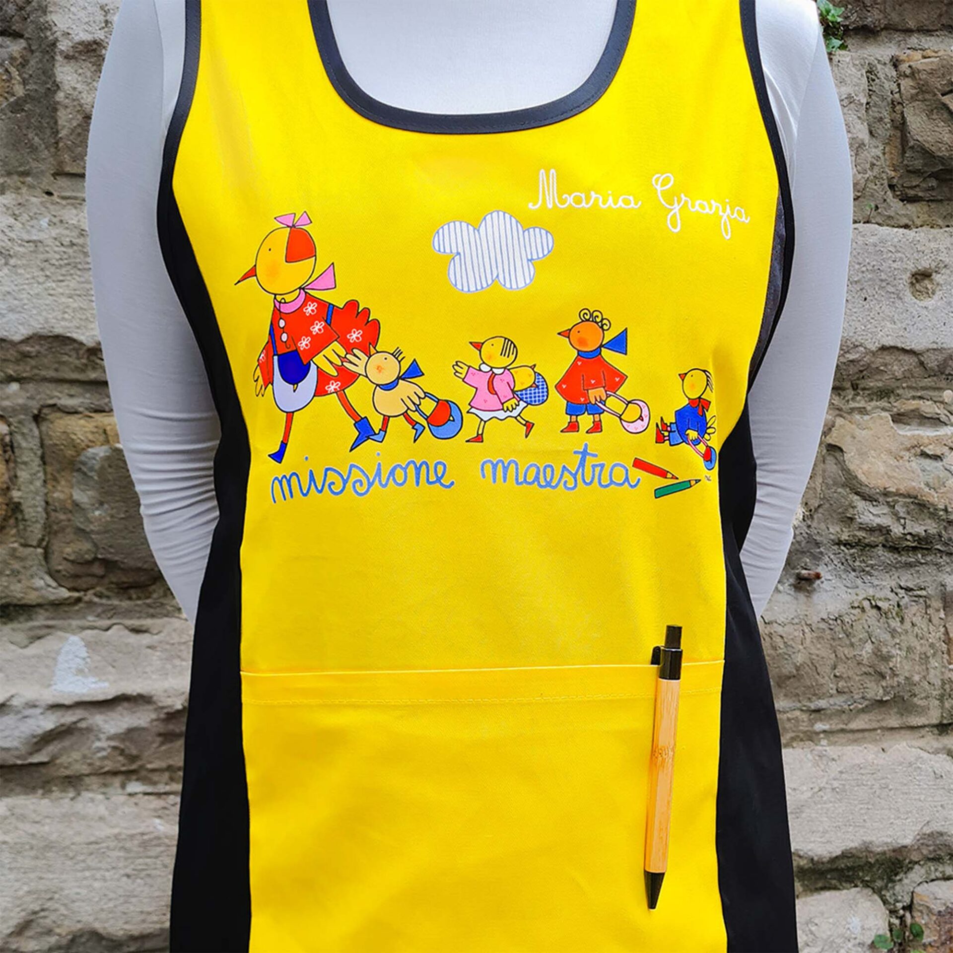 Grembiule Missione Maestra illustrato Nicoletta Costa con nome personalizzato