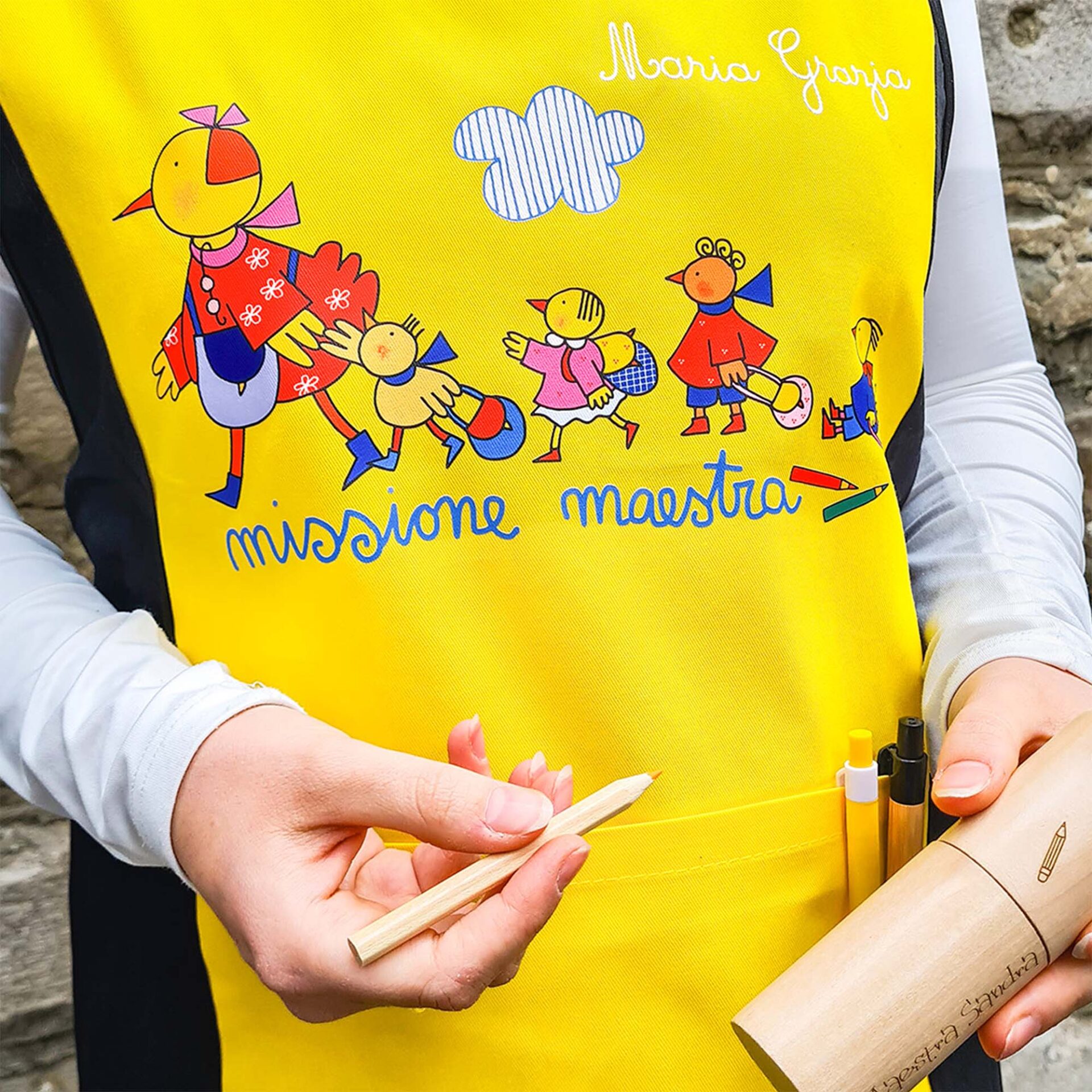 Grembiule Missione Maestra illustrato Nicoletta Costa con nome personalizzato e astuccio in legno