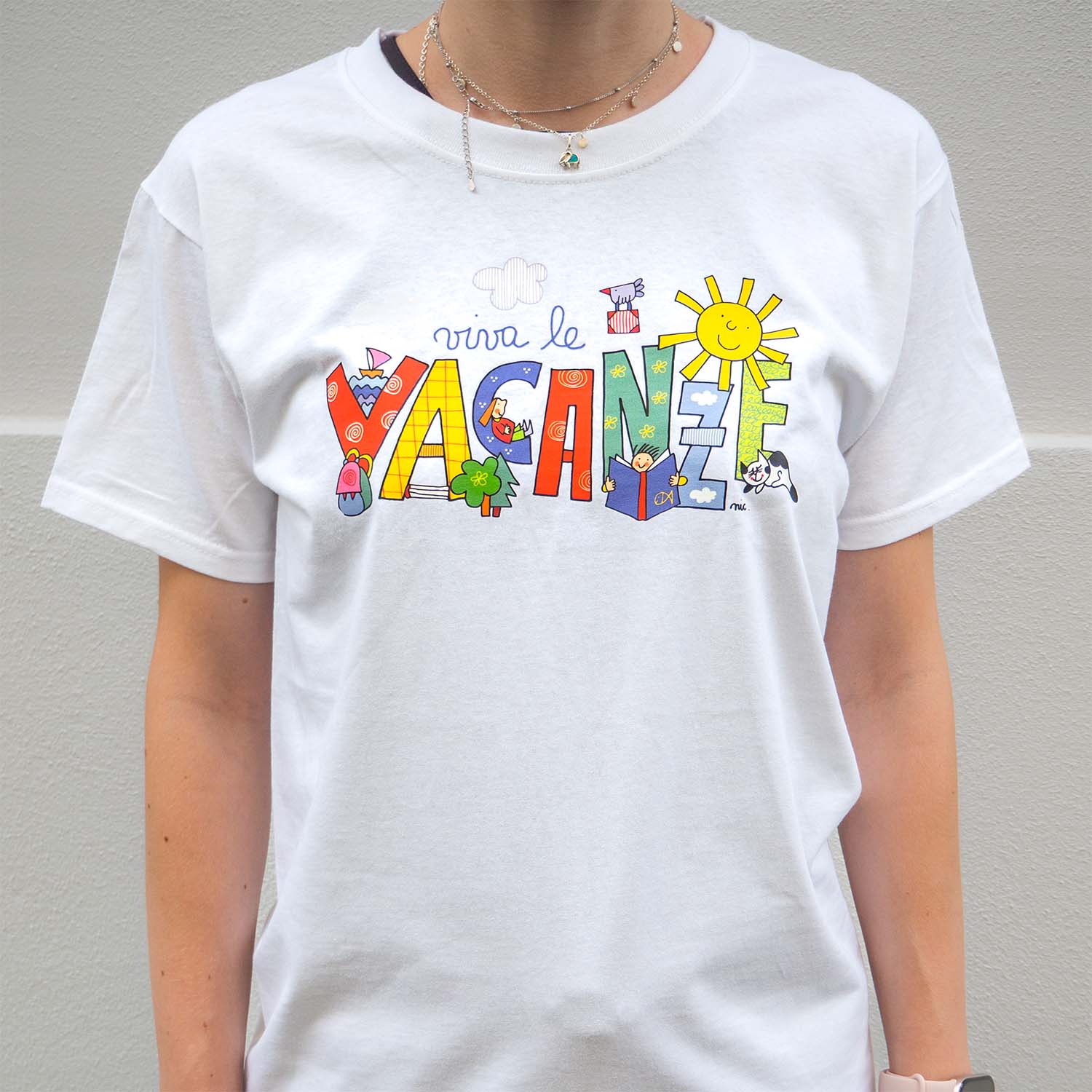 Maglietta unisex in cotone con illustrazione “Viva le vacanze” di Nicoletta Costa, fondo bianco