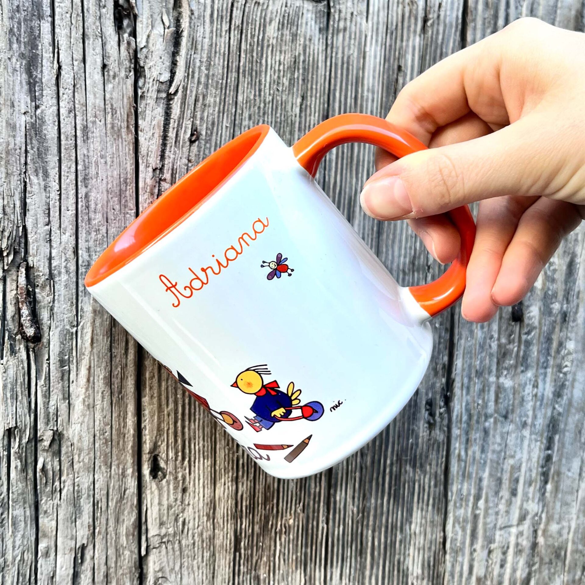 Dettaglio di tazza illustrata con nome personalizzato di Nicoletta Costa