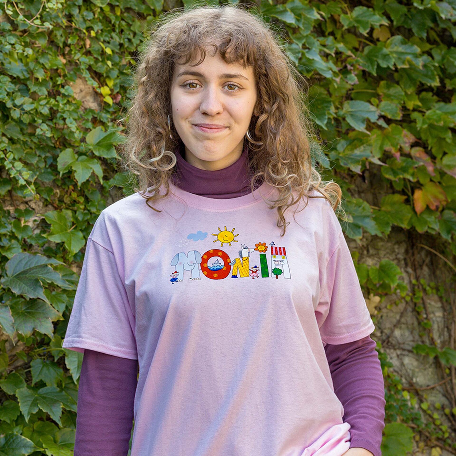 Maglietta con nome illustrato di Nicoletta Costa indossata da donna adulta