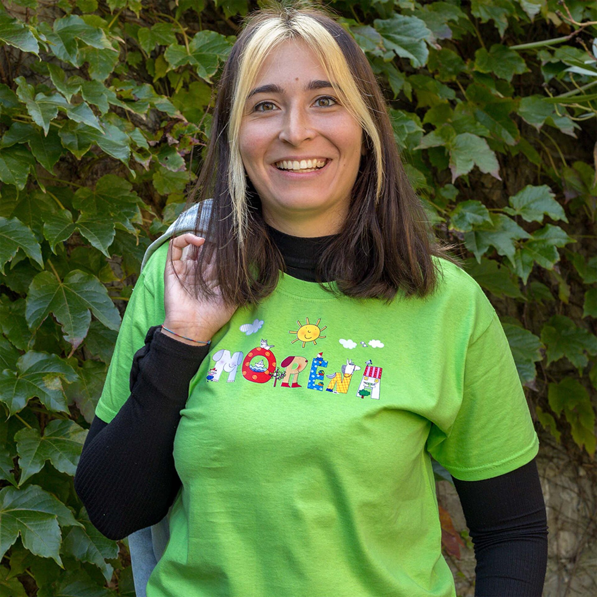 Maglietta con nome illustrato di Nicoletta Costa indossata da donna adulta