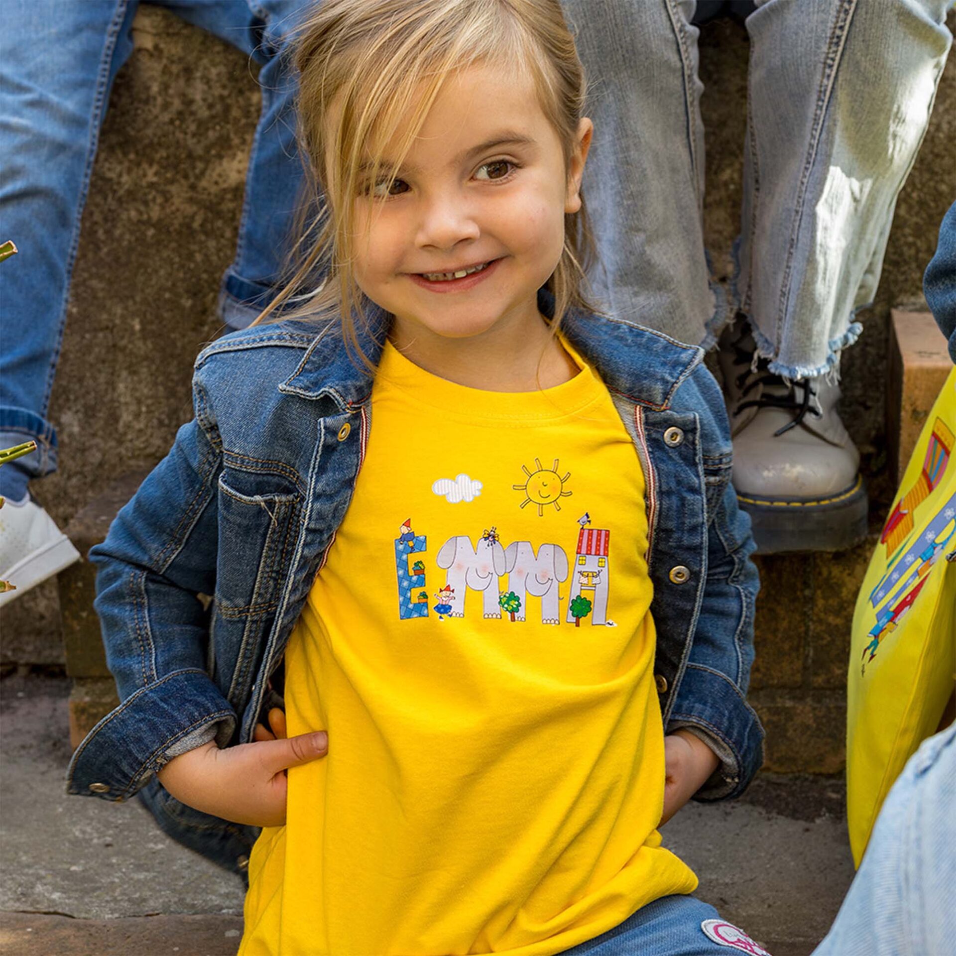 Maglietta per bambina personalizzata con nome illustrato di Nicoletta Costa, stampata su cotone 100%