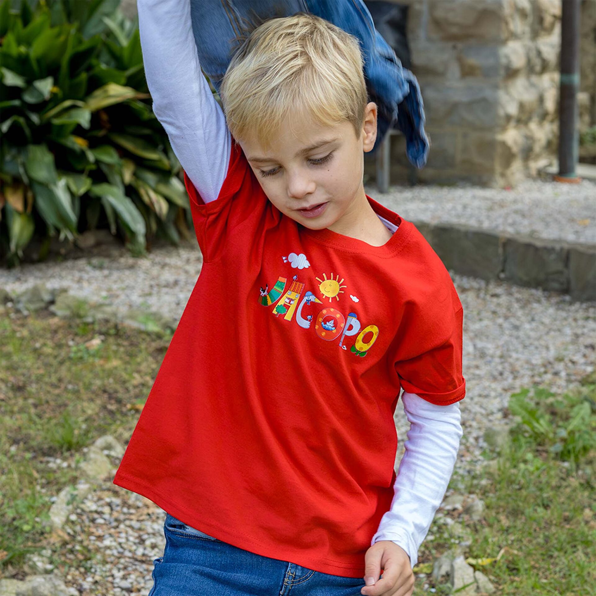 Maglietta per bambini con nome illustrato personalizzato di Nicoletta Costa, indossata