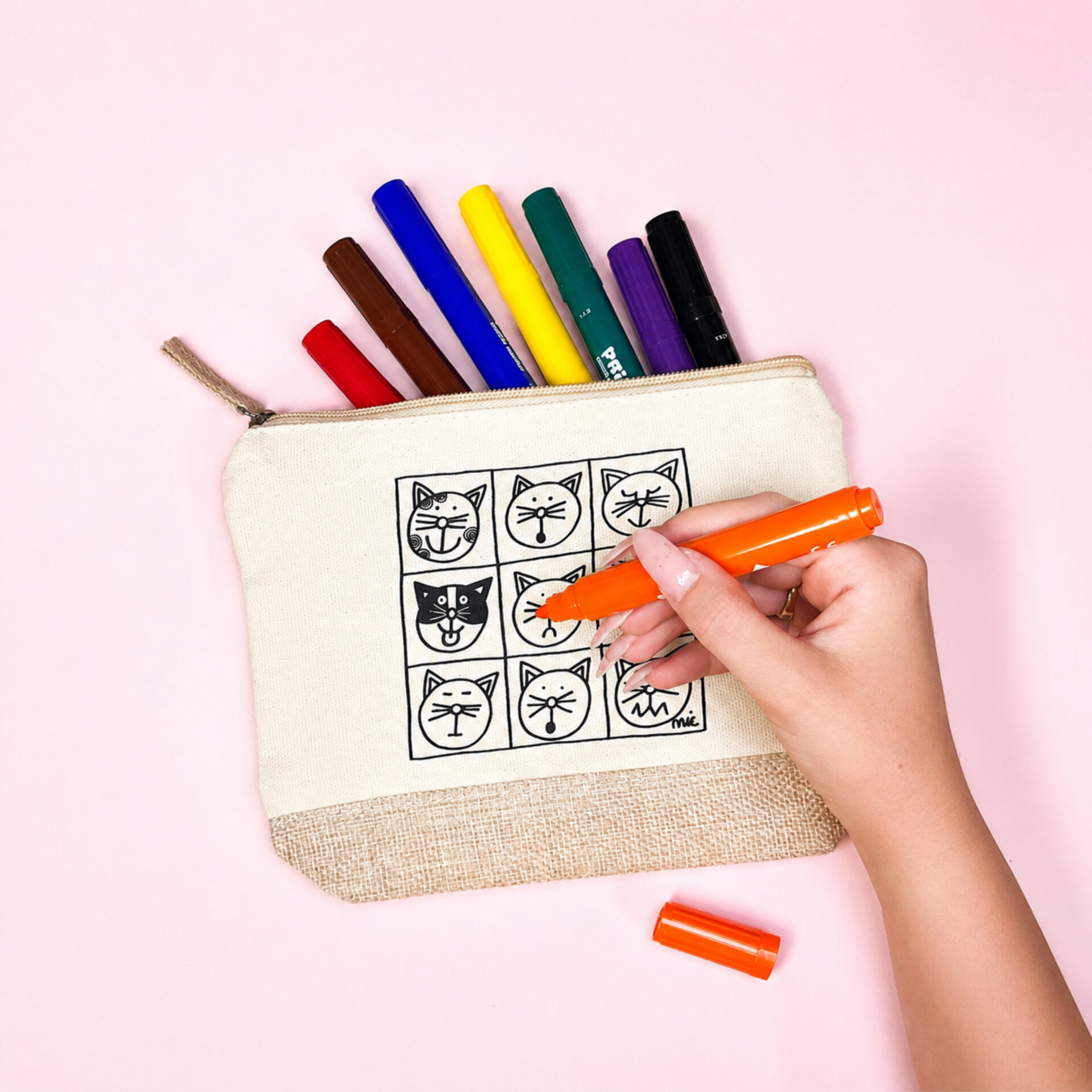 Pochette Gatti da Colorare di Nicoletta Costa naturale con pennarelli