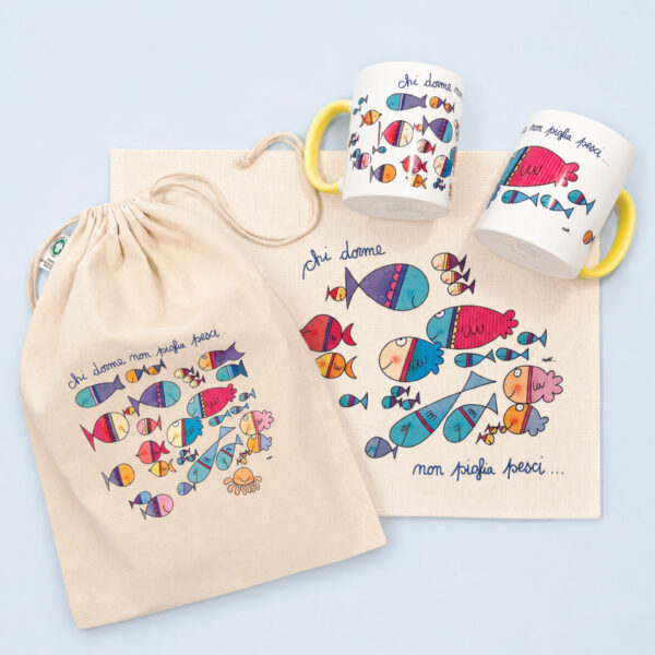 Kit Colazione Pesci di Nicoletta Costa con due tazze e tovaglietta e sacchetta coordinate