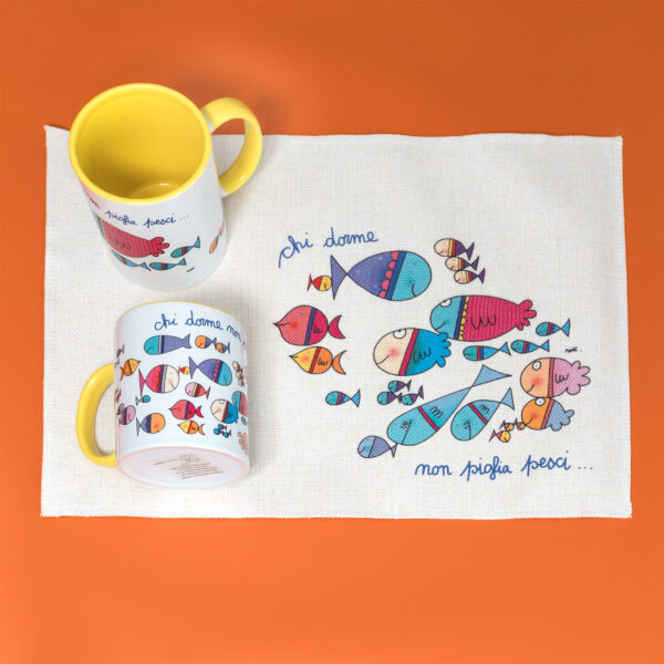 Kit Colazione Pesci di Nicoletta Costa con due tazze e tovaglietta coordinate