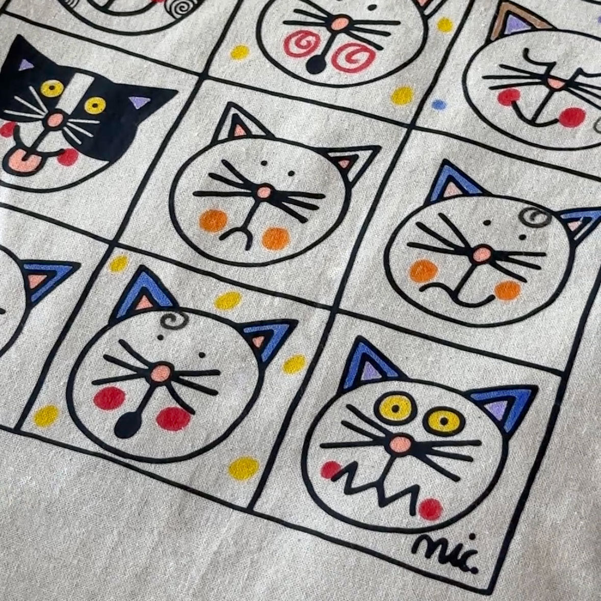 Dettaglio della Shopper Gatti da Colorare di Nicoletta Costa colorata con pennarelli tessili