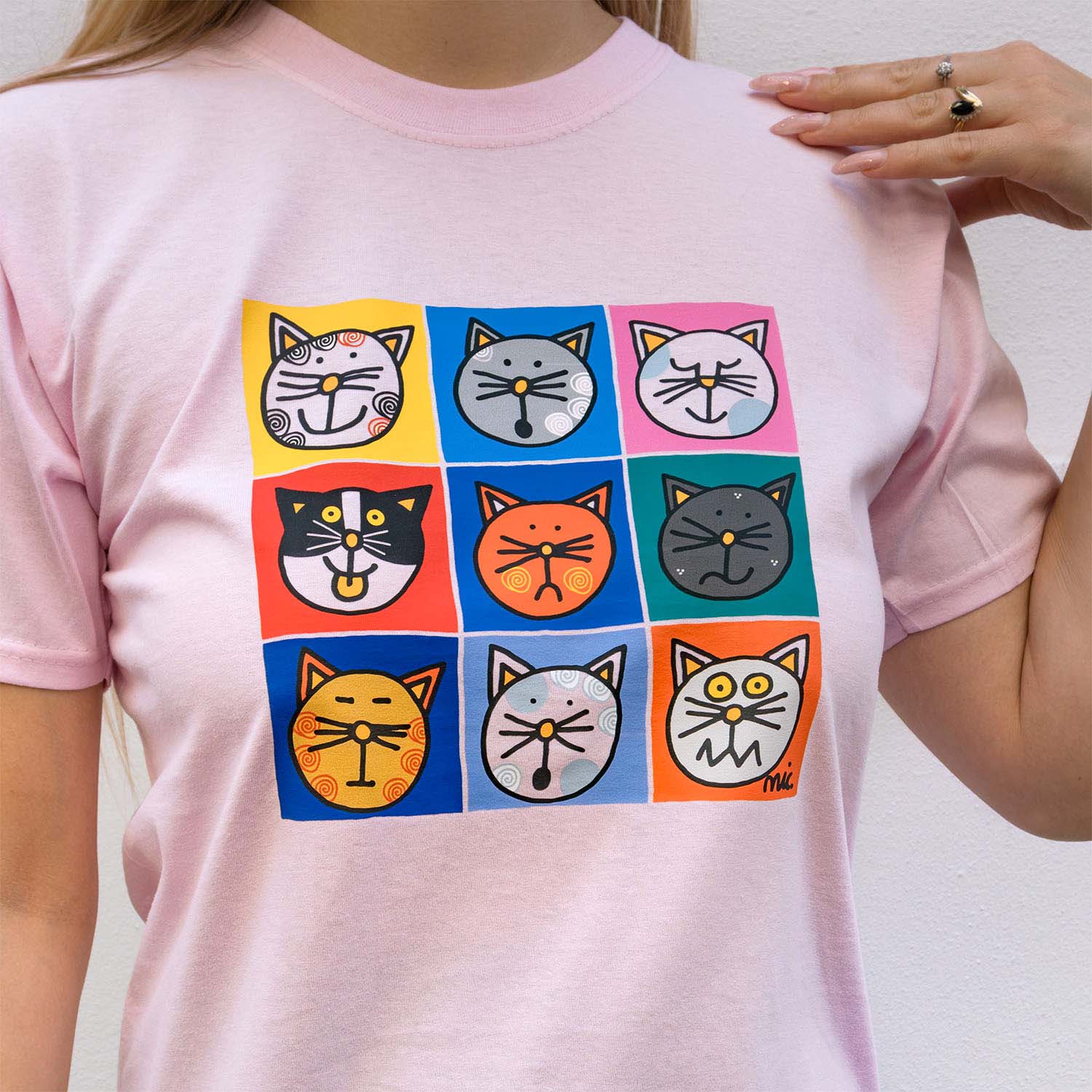 Maglietta Gatti di Nicoletta Costa in rosa pastello con nove gatti colorati