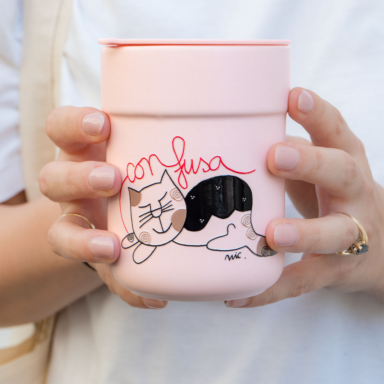 Tazza in ceramica Gatti Con-Fusa di Nicoletta Costa con coperchio e apertura per bere